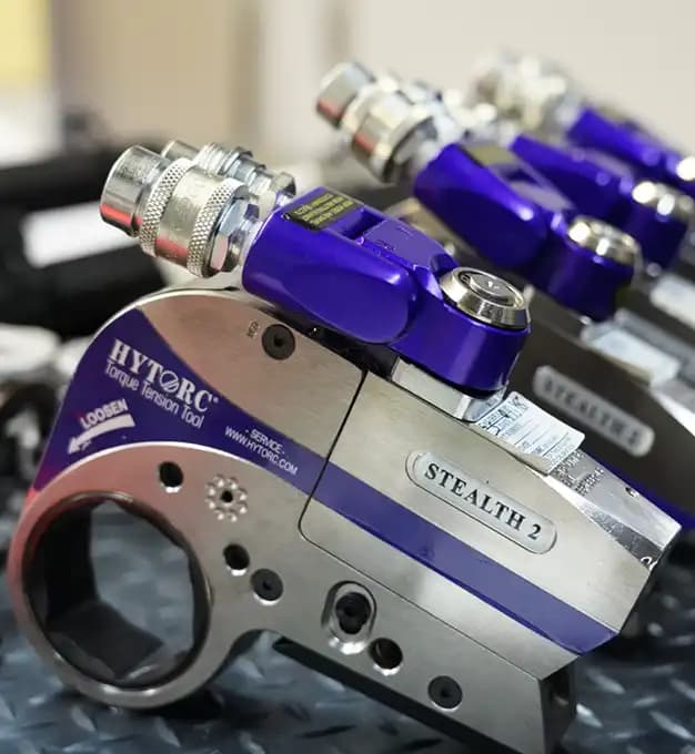Stealth hydraulic wrench seated on a tight piping flange