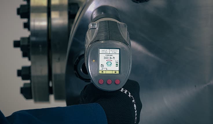 The LION GUN Electric Torque Tool's digital display, showing torque output and direction of rotation.