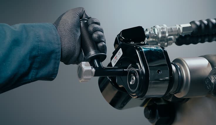 The EDGE S Hydraulic Torque Wrench in use with the Side Safety Handle