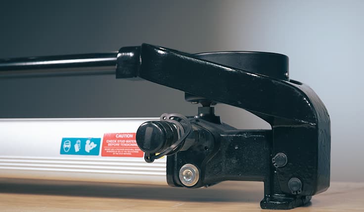 A close-up view of the Hand Tensioning Pump quick-release coupler